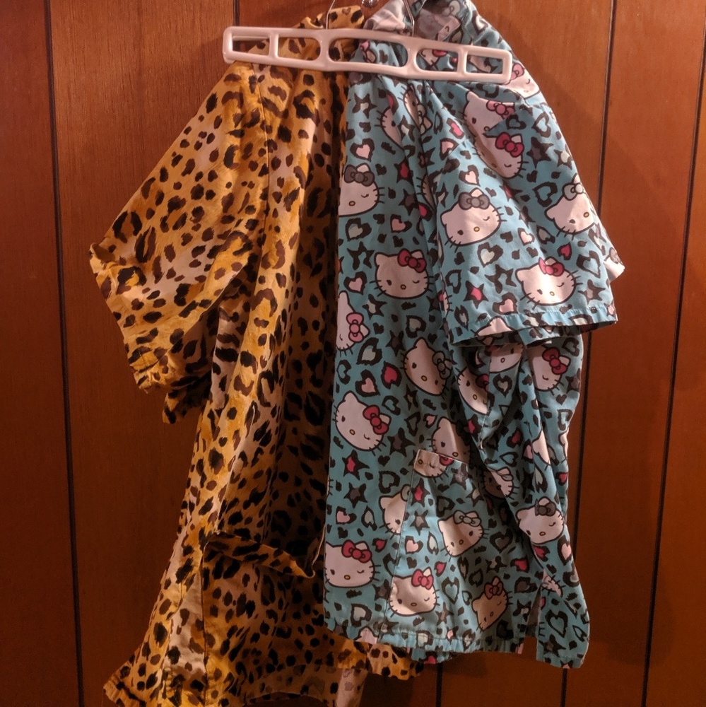 2x patterned scrub tops